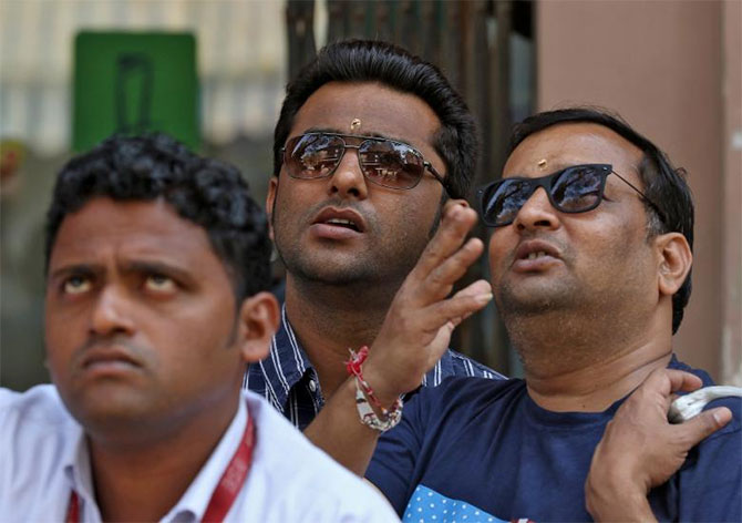 When markets heat up: Stay invested or sit on cash?